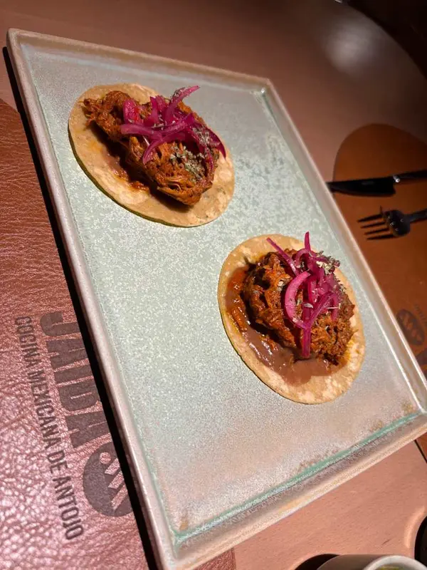 Panucho de cochinita pibil, amb xnipec de ceba morada i xili habanero (2 uts)