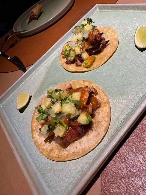 Tacos al pastor de secret ibèric amb salsa de tomaquet verd, chipotle i jardí de pinya (2 uts)