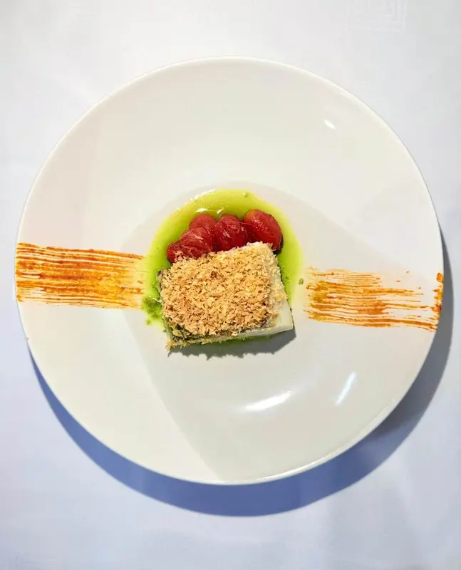Bacalao con tomate confitado y pan crujiente