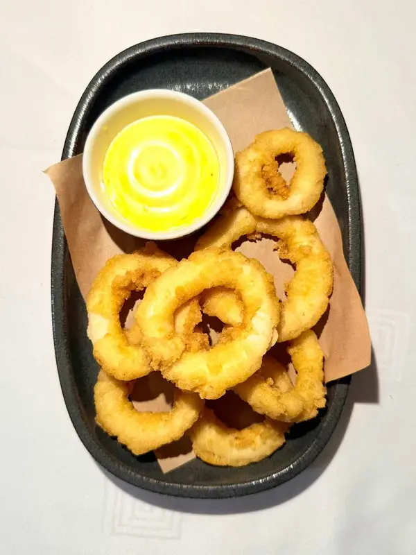 Calamares crujientes con mayonesa de lima