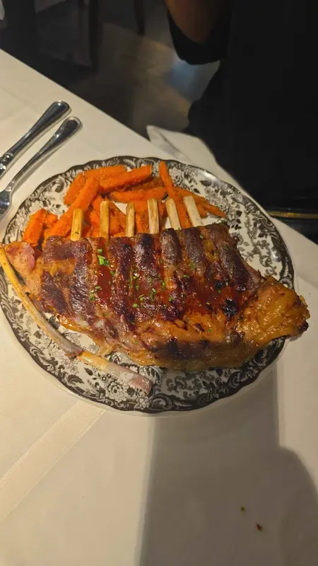 Costillar ibérico a baja temperatura con salsa barbacoa y boniatos asados