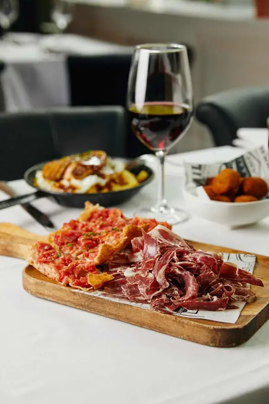 Jamón ibérico, pan de cristal con tomate, aceite de oliva virgen extra y sal maldon