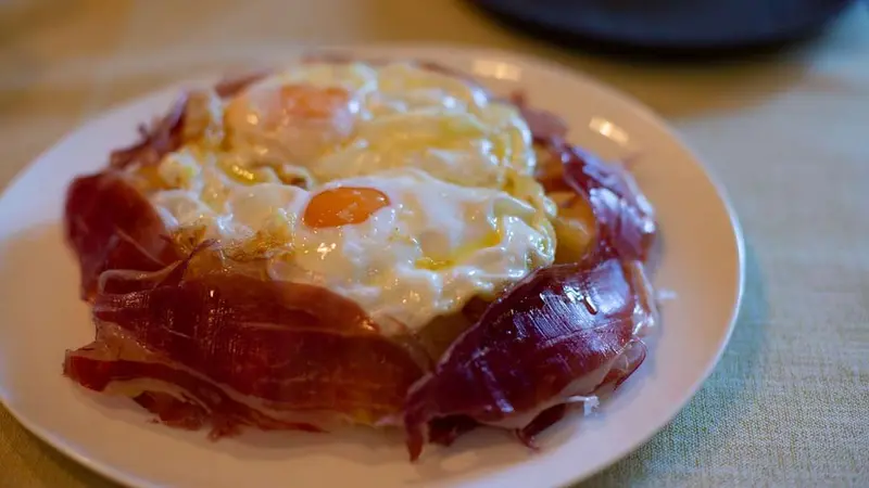 Ous estrellats amb pernil ibèric i patates fregides