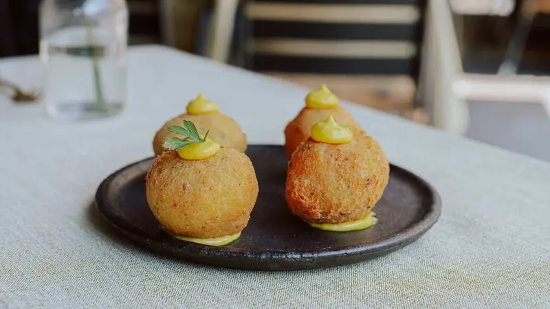 Bunyols de bacallà amb emulsió de safrà (4 unitats)