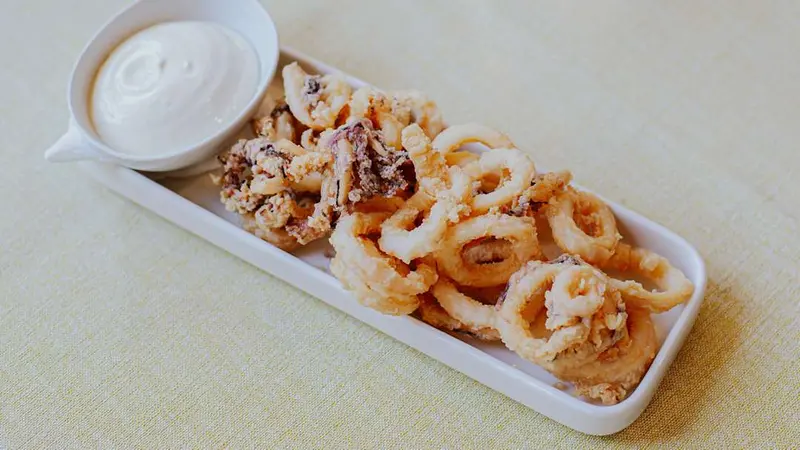 Calamars a l’andalusa amb maionesa de tres cítrics