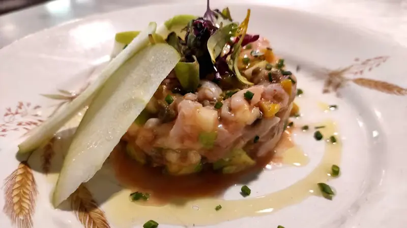 Dados de atún Balfegó con aguacate y brotes