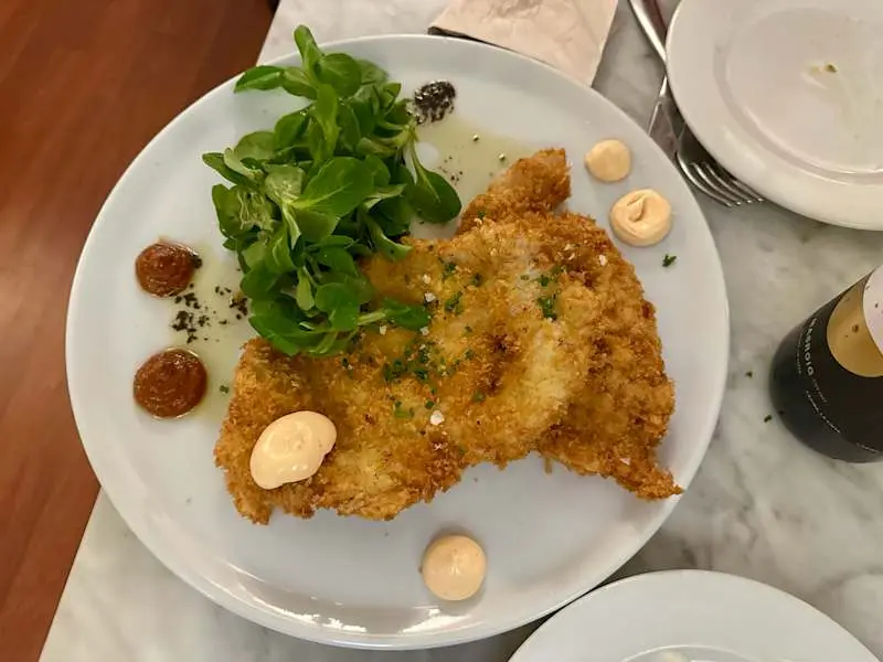 Escalope XL de pavo con salsa tártara y brotes