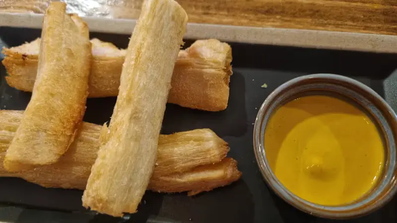 Yuca frita con huancaina