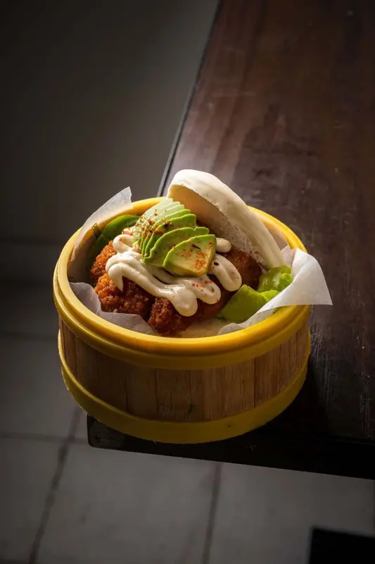 Bao de pollo empanado (1 ud.)
