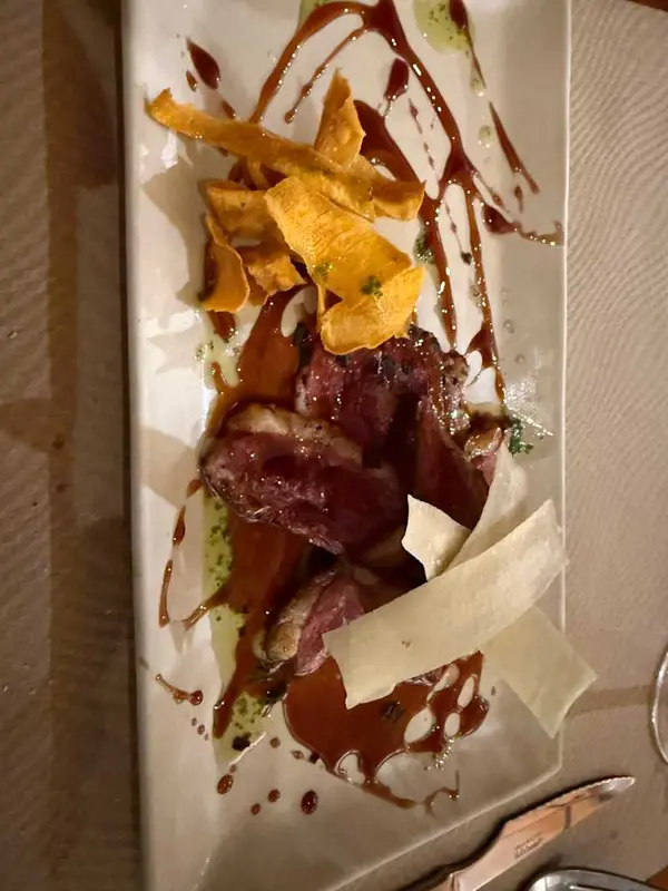 Magret de pato con caramelo de naranja y chips de boniato