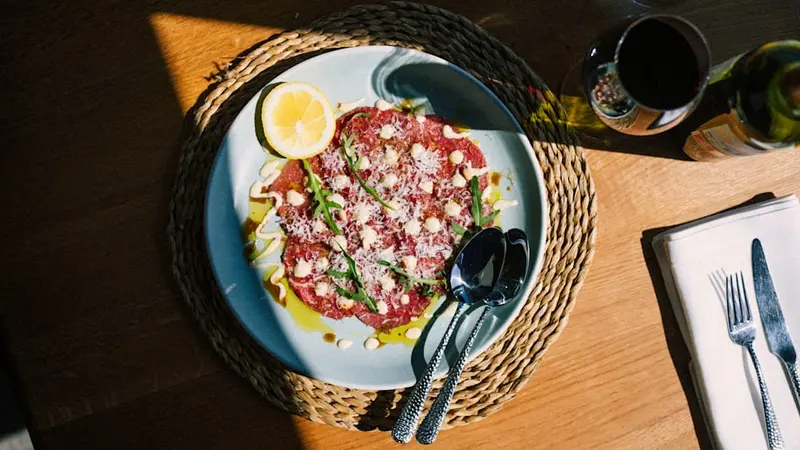 Steak tartar con patata paja
