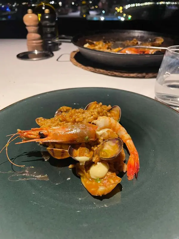 Paella de gamba, almeja y calamar