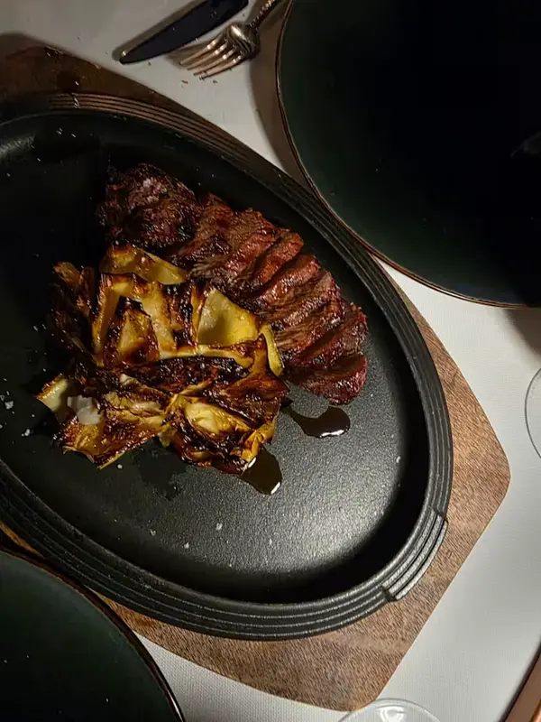 Presa ibérica con alcachofa y demiglace