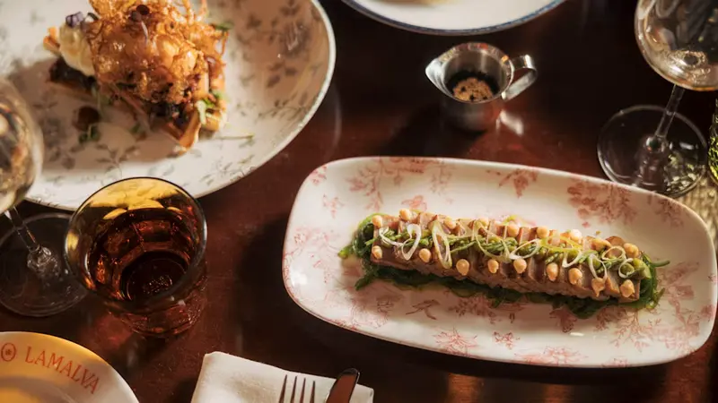 Tataki de atún rojo bluefin con alga wakame, salsa kabayaki y emulsión de kimchi