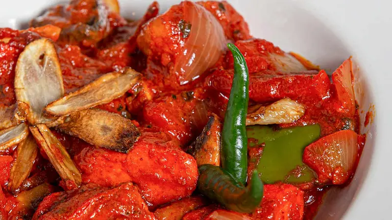 Bhuna de pollo al ajillo con champiñones y chili