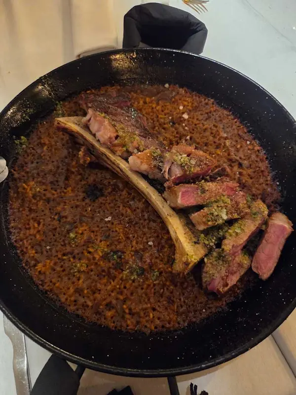 Paella de tuétano con delicias de ternera madurada