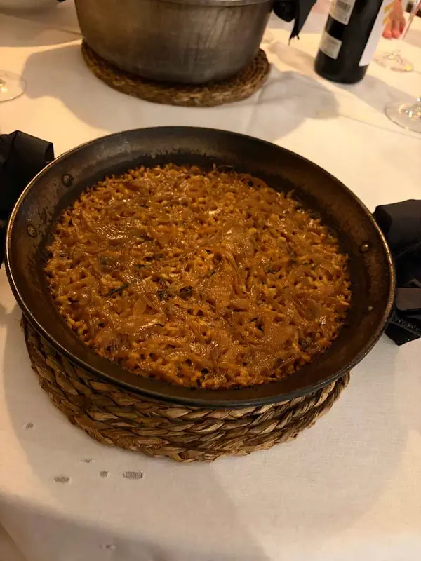 Paella de cebolla con romero y tomillo
