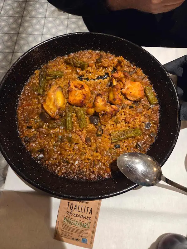 Paella valenciana con pollo, conejo y verduras